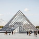Criminosos invadem Museu Louvre e roubam joias 'de valor inestimável'