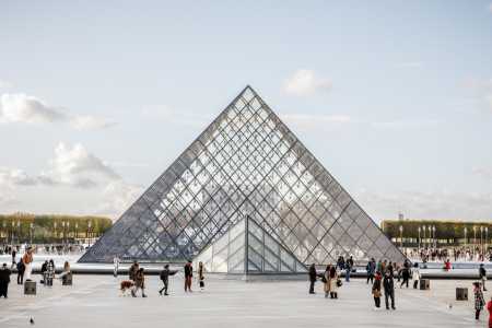 As autoridades francesas estimam que o grupo, que invadiu e roubou as joias no museu, era formado por cerca de três ou quatro pessoas.