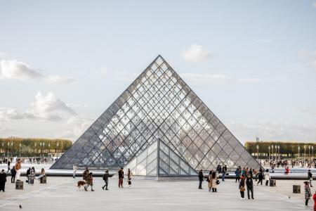 As autoridades francesas estimam que o grupo, que invadiu e roubou as joias no museu, era formado por cerca de três ou quatro pessoas.