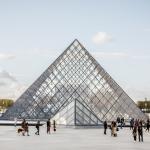 Criminosos invadem Museu Louvre e roubam joias 'de valor inestimável'