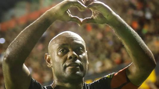 Love marcou dois gol e deu uma assistência na partida