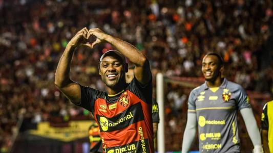 Love marcou o segundo gol da vitória rubro-negra