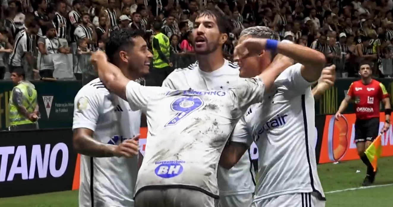 Vídeo mostra jogadores do Cruzeiro se esquivando de copo arremessado por torcida