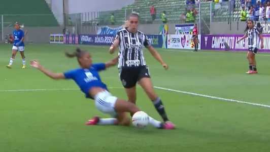 Lu Gómez, do Atlético, foi derrubada na área por Isa Fernandes