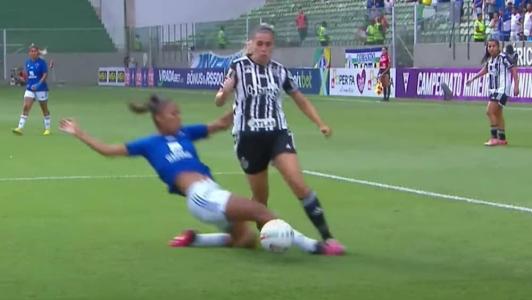 Lu Gómez, do Atlético, foi derrubada na área por Isa Fernandes
