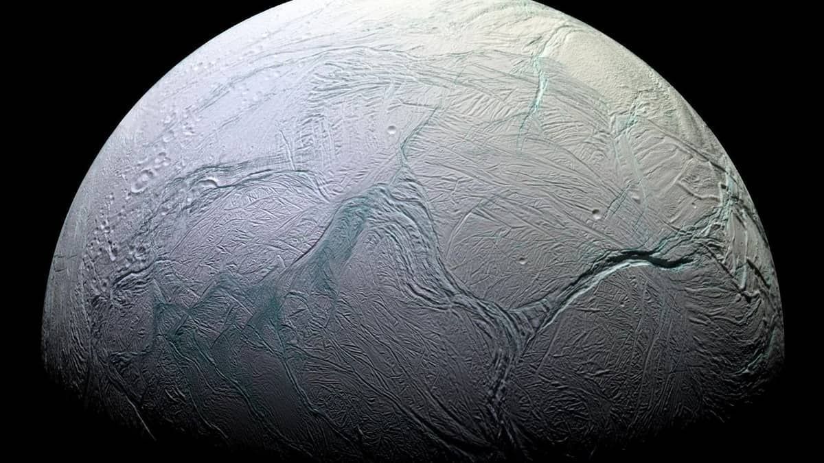 Lua de Saturno é compatível com existência de vida