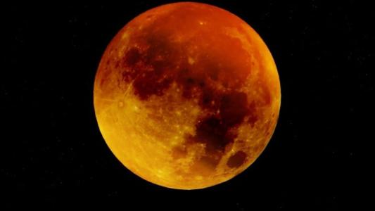 Lua Sangrenta acontece quando a luz do Sol é filtrada pela atmosfera terrestre e reflete de forma avermelhada no satélite