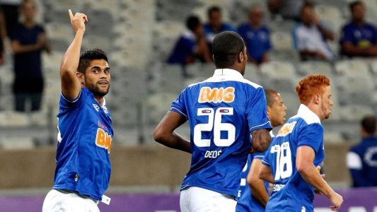 Luan (esquerda), de 34 anos, atuou pelo Cruzeiro entre 2013 e 2014