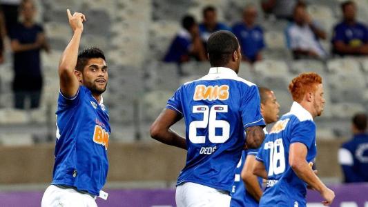 Luan (esquerda), de 34 anos, atuou pelo Cruzeiro entre 2013 e 2014