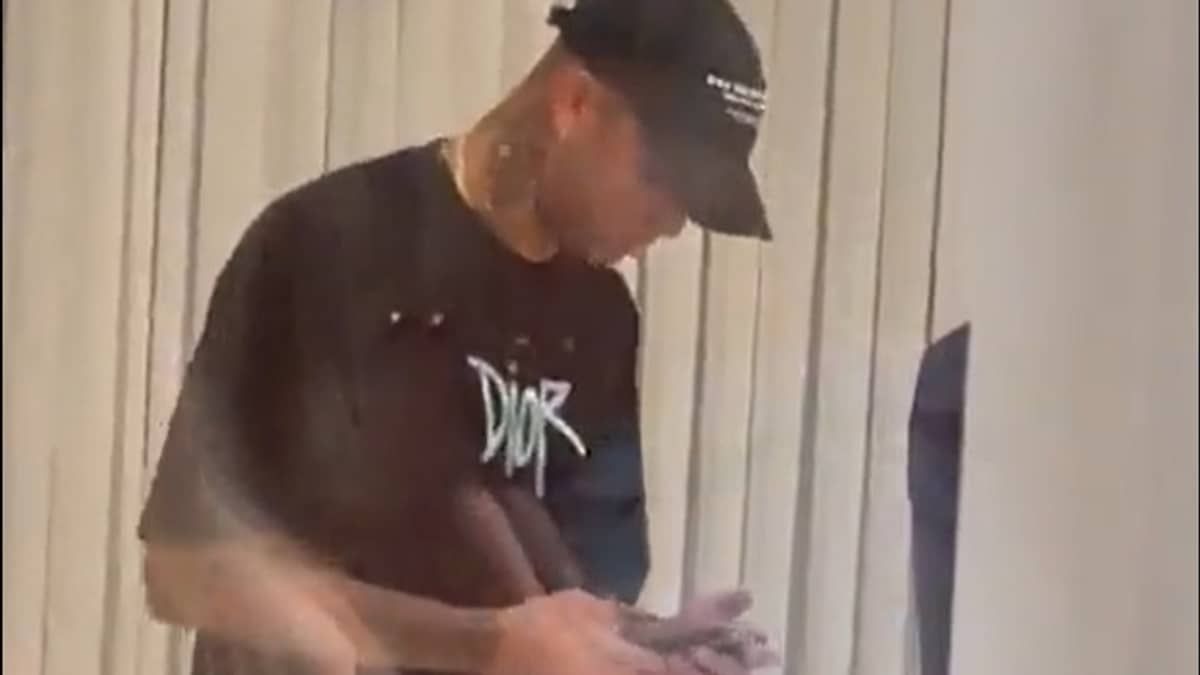 Luan, do Corinthians, tenta furar fila e é expulso de restaurante; veja vídeo