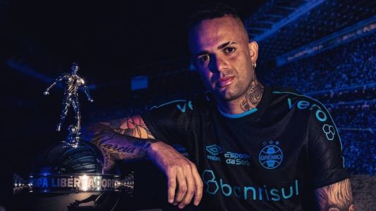 Luan em pose com taça da Copa Libertadores
