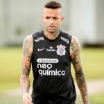 Torcedores do Corinthians invadem quarto de motel e agridem meia Luan
