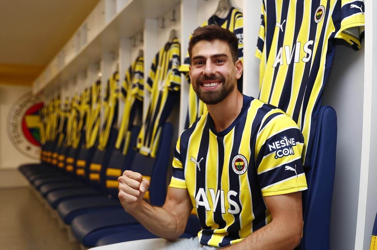 Palmeiras avança pela contratação do zagueiro Luan Peres
