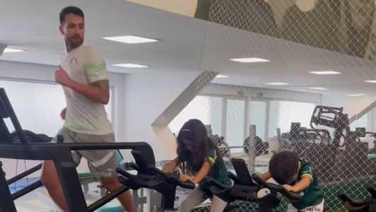 Luan treina na folga do elenco do Palmeiras e tenta acelerar volta