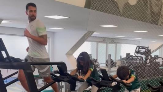 Luan treina na folga do elenco do Palmeiras e tenta acelerar volta