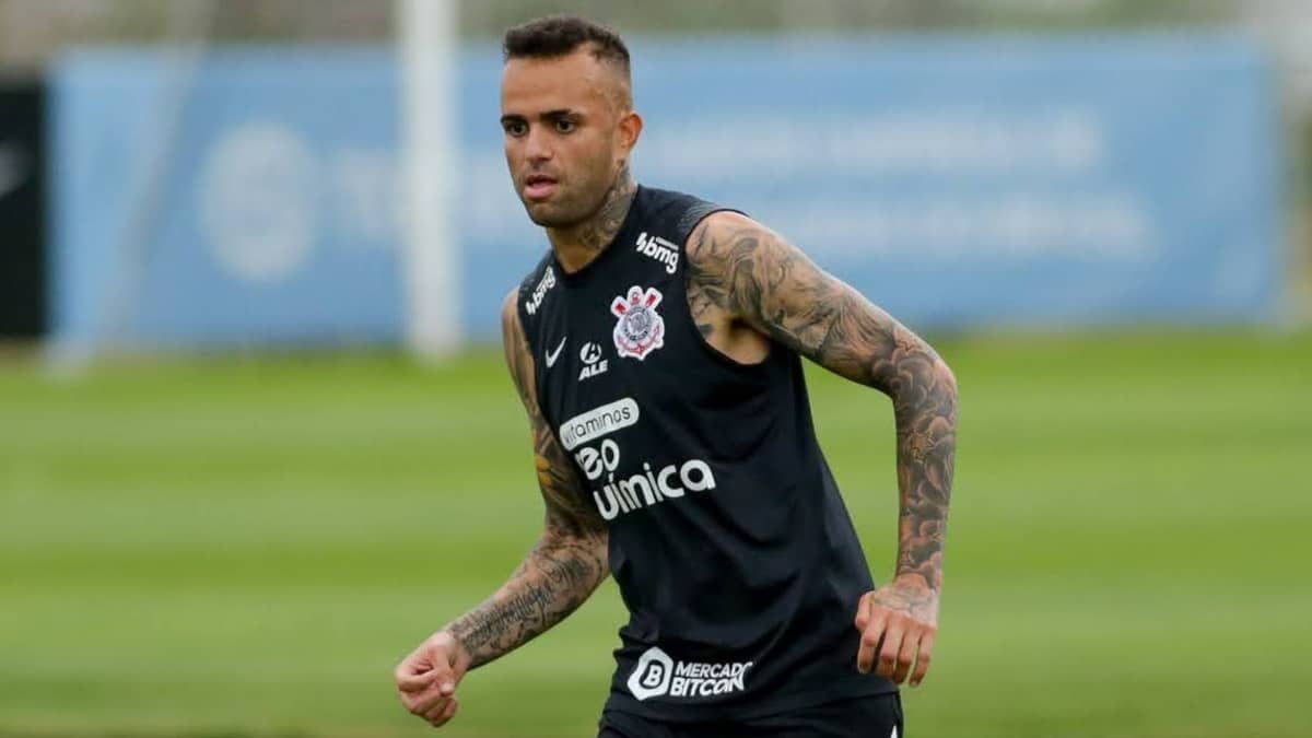 Luan, do Corinthians, publica foto com sangue após agressões: 'Não é só futebol'