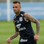 Luan, do Corinthians, publica foto com sangue após agressões: 'Não é só futebol'