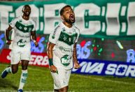 Após gols sobre o Fortaleza, meia do Sousa-PB come x-bacon em meio a torcedores rivais