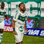 Após gols sobre o Fortaleza, meia do Sousa-PB come x-bacon em meio a torcedores rivais