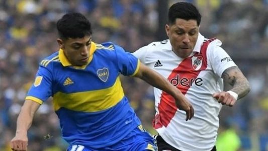 Luca Langoni e Enzo Pérez disputam bola em Boca x River