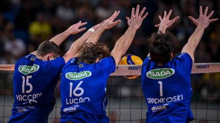 Lucão bloqueia ataque minastenista na final da Superliga Masculina 2022/2023