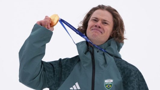 Lucas Pinheiro Braathen com a medalha de ouro nos Jogos Olímpicos de Milão-Cortina