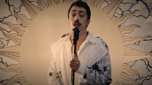 Lucas além de ser responsável pelo roteiro, também toca todos os instrumentos que compõem os arranjos e dão som à mistura musical