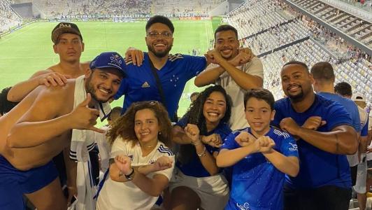 Lucas assistiu à vitória do Cruzeiro sobre o Atlético, na Arena MRV, com os novos amigos