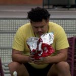 Lucas se desespera ao não encontrar esposa, agora ex, em ação de Páscoa do BBB 24