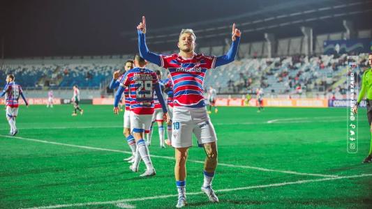 Lucas Crispim comemora primeiro gol do Fortaleza contra o Palestino, nesta terça