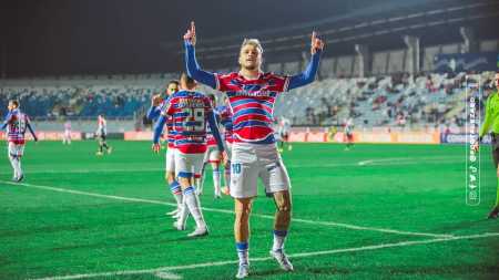 Lucas Crispim em comemoração de gol na vitória do Fortaleza sobre o Palestino-CHI, pela Copa Sul-Americana