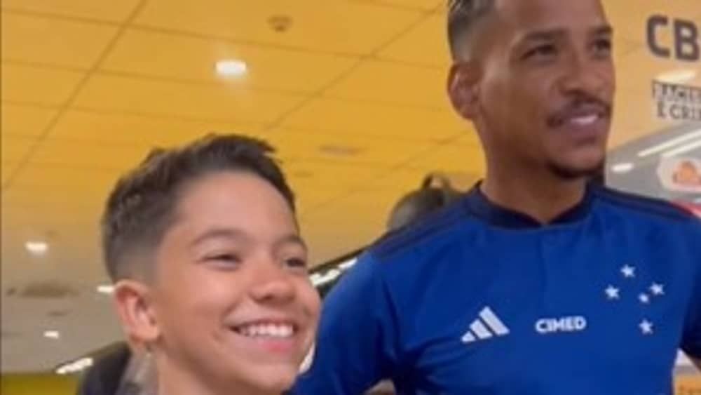 Cruzeirense que viralizou na web entra em campo com Matheus Pereira e ganha camisa