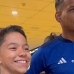 Cruzeirense que viralizou na web entra em campo com Matheus Pereira e ganha camisa