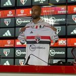 Lucas é apresentado no São Paulo: 'Torcida fez a diferença'