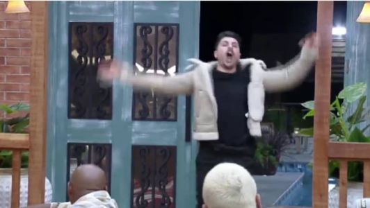 Lucas é recebido por poucos peões em seu retorno para a sede