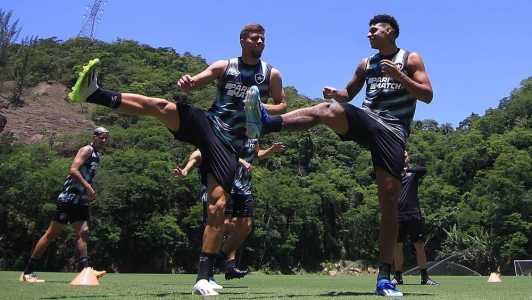 Lucas Fernandes, à esquerda, e Luis Henrique durante atividade do Botafogo no Rio de Janeiro