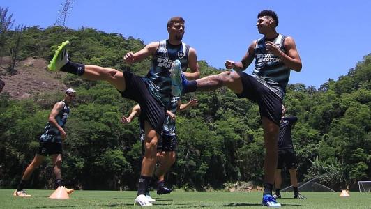 Lucas Fernandes, à esquerda, e Luis Henrique durante atividade do Botafogo no Rio de Janeiro
