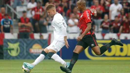 Lucas Fernandes, do Botafogo, em ação contra Fernandinho, do Athletico