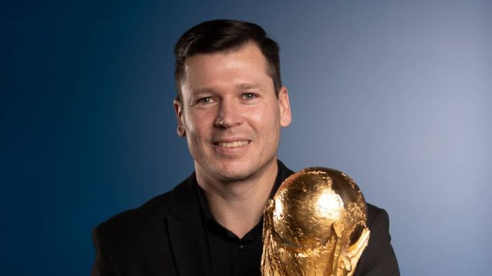 Anderson Polga com o troféu da Copa do Mundo