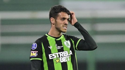 Lucas Kal em campo pelo América durante jogo da Copa Sul-Americana, em 2023