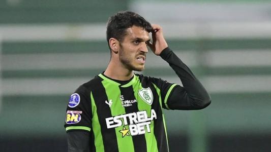 Lucas Kal em campo pelo América durante jogo da Copa Sul-Americana, em 2023