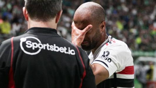 Lucas Moura deixou o campo no Choque-Rei, clássico com o Palmeiras, lamentando a lesão