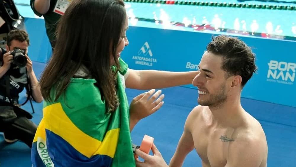 Nadador brasileiro pede namorada em casamento após ganhar medalha no Parapan