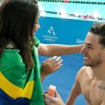 Nadador brasileiro pede namorada em casamento após ganhar medalha no Parapan