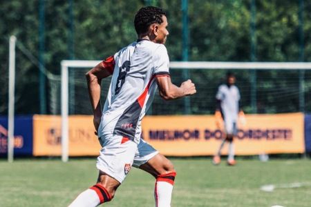 Lucas O'dwyer em ação pelo Vitória, na categoria sub-14