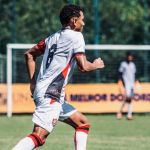 Alvo do Inter, joia da base do Vitória assina contrato de formação e segue no clube