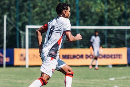 Lucas O'dwyer em ação pelo Vitória, na categoria sub-14