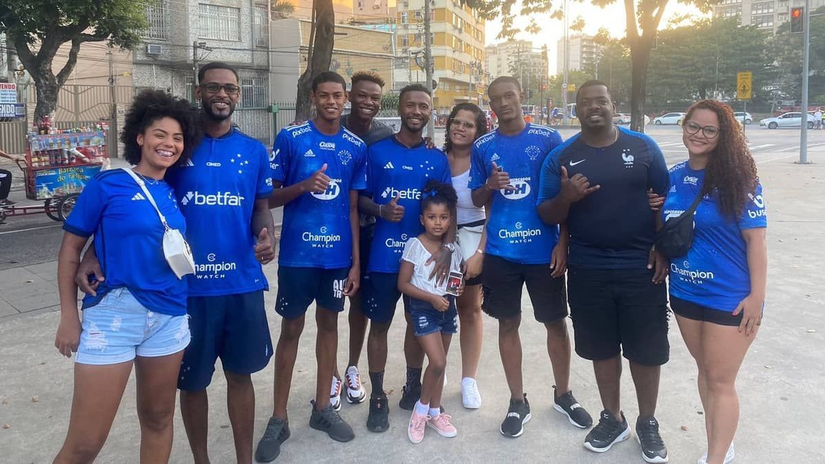 Família apoia zagueiro do Cruzeiro em jogo contra o Flamengo no Maracanã