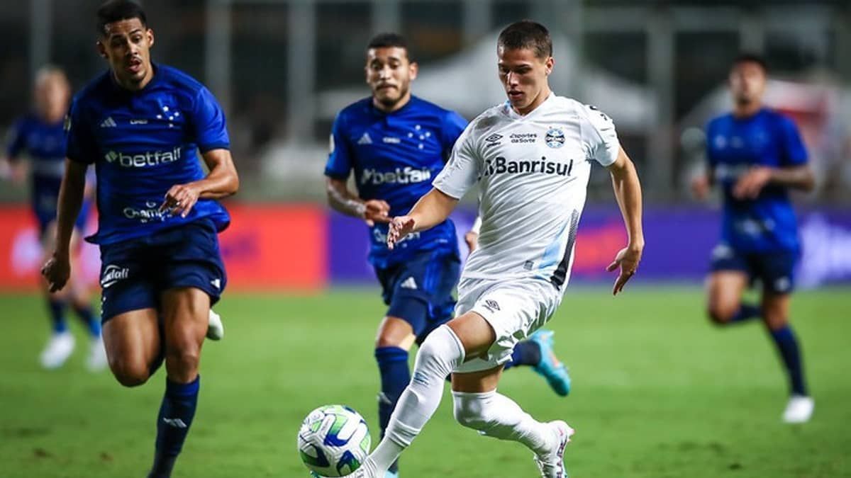 Juiz explica em súmula vermelho para Oliveira; jogador do Cruzeiro justifica