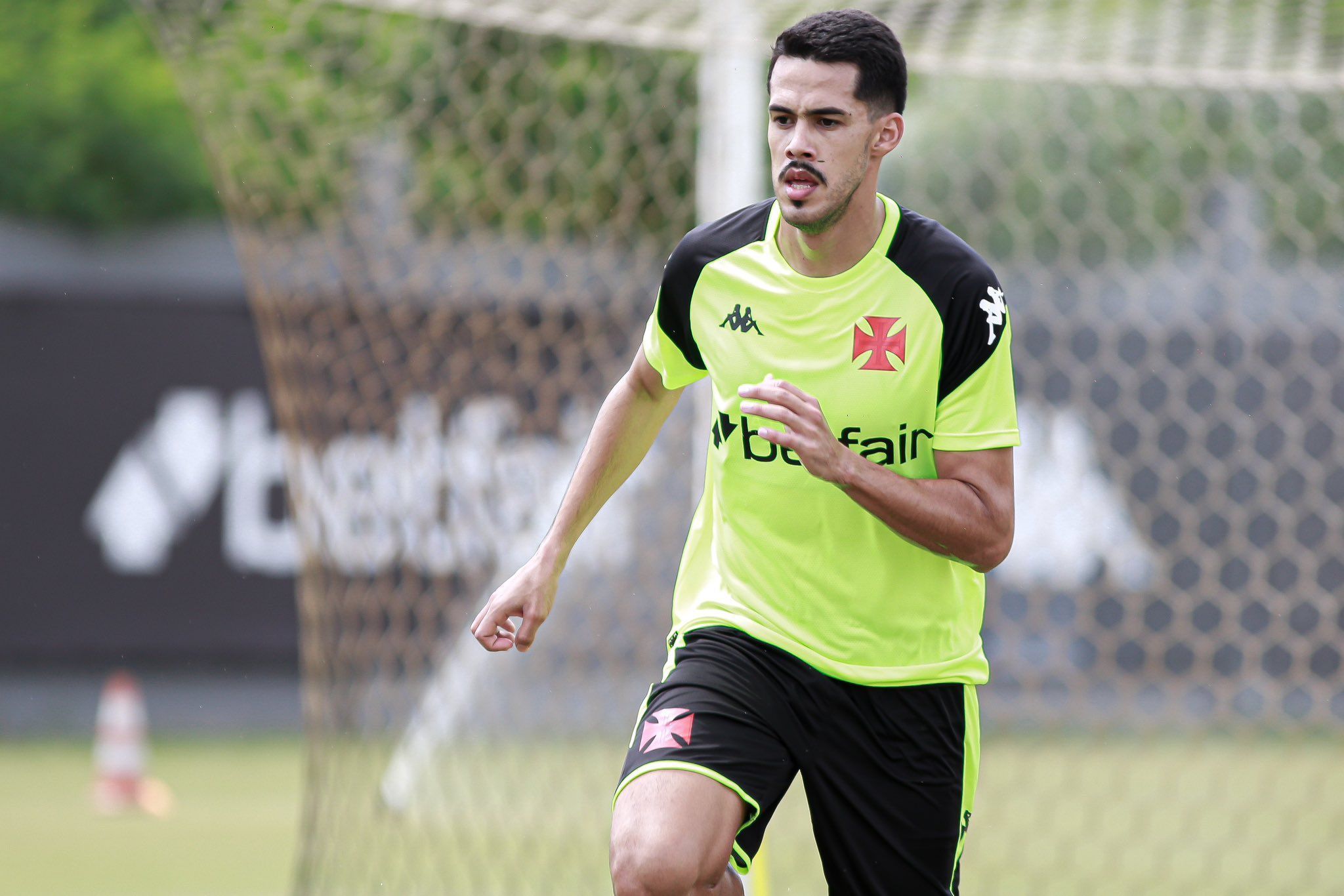Zagueiro vira dúvida no Vasco para clássico decisivo contra o Flamengo